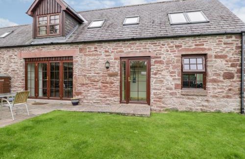 Kirriemuir House | Welcoming Nantusi Cottage: Pet-Friendly 4-Star Retreat
