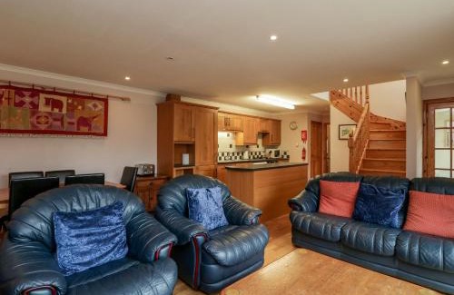 Kirriemuir House | Welcoming Nantusi Cottage: Pet-Friendly 4-Star Retreat