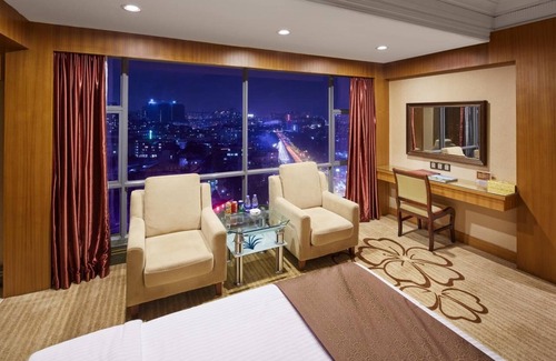 Tianhe Hotel | Relaxing Nanyang King's Gate Hotel with Pool & Spa Access
