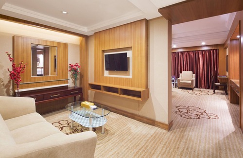 Tianhe Hotel | Relaxing Nanyang King's Gate Hotel with Pool & Spa Access