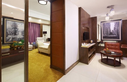 Tianhe Hotel | Relaxing Nanyang King's Gate Hotel with Pool & Spa Access