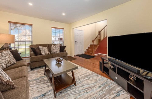 Naperville House | Naperville FHS Rental - Skylane Dr