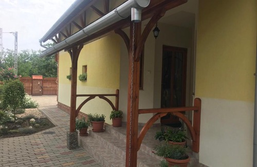 Gyoparosfuerdo Apartment | Napfény Apartman: Guest Rated 10/10, Ideal for Families