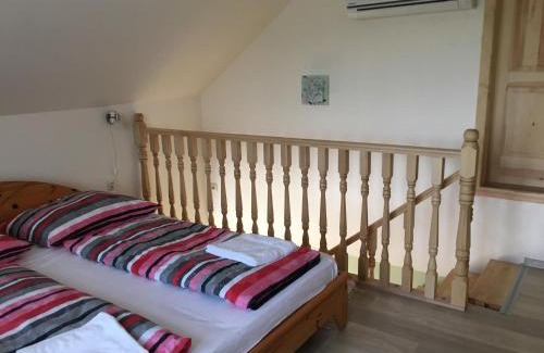 Sarospatak House | Napfény Apartman: Cozy Stay with Ocean Views & Pet Friendly