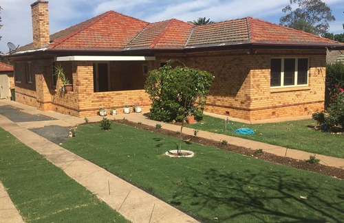 East Tamworth House | Exceptional Napier St Hideaway with Kitchen in East Tamworth
