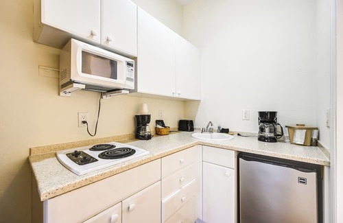 Naples Apartment | Naples Studio with Pool, Tennis Courts & Perfect 10 Rating!