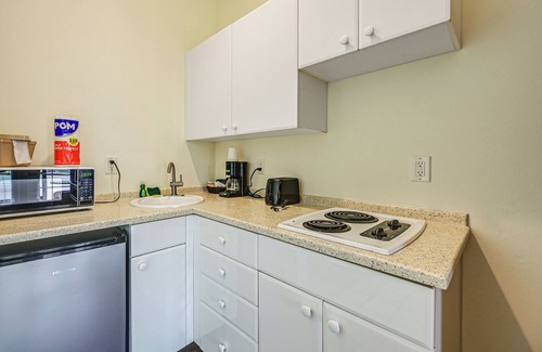Naples Apartment | Exceptional Naples Studio in Resort Community with Pool & Spa
