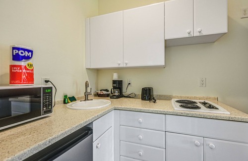 Naples Apartment | Exceptional Naples Studio in Resort Community with Pool & Spa