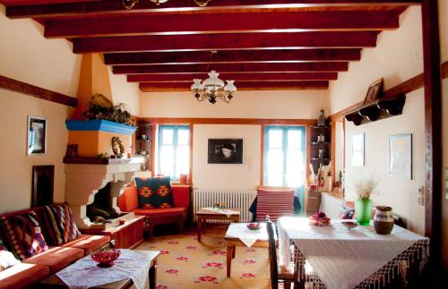 Kalarites House | Cozy Napoleon Zaglis Guesthouse with Pet-Friendly Amenities