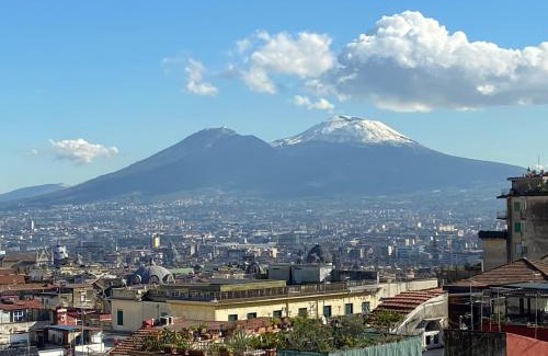 Montecalvario Apartment | Stunning Napoli Panoramica: Family-Friendly Getaway