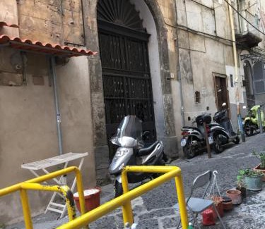 Montecalvario Apartment | Stunning Napoli Panoramica: Family-Friendly Getaway
