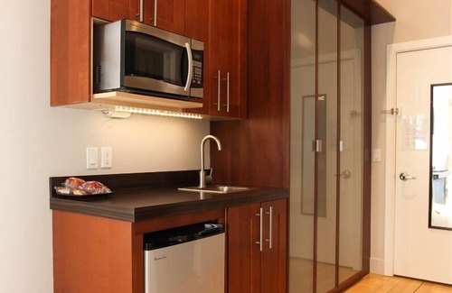 Saugatuck House | Napoli Suite: Contemporary Comfort in Central Location