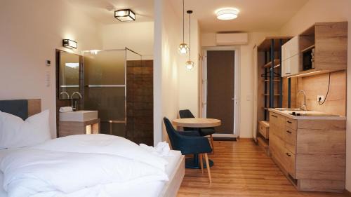 Fonyod Bed & Breakfast | Pet-Friendly Napsugár Club with Ocean View & Private Beach
