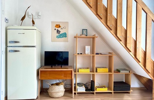 Agard Apartment | Discover Napsugár Retro Apartman with Oceanfront Views