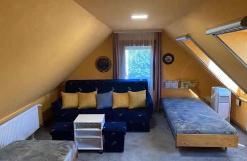Ujkigyos House | Cozy Napsugár Vendégház: Family-Friendly with Breakfast