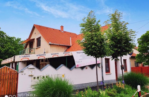 Ujkigyos House | Cozy Napsugár Vendégház: Family-Friendly with Breakfast