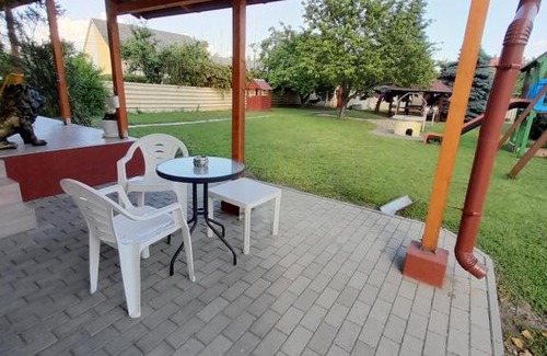 Tiszaujvaros Apartment | Comfortable Napsugár Vendégház: Family & Pet Friendly Stay