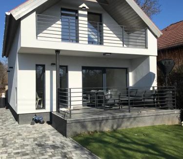 Zanka House | Exceptional Napsugár Vendégház with Oceanfront Views
