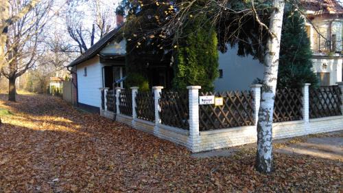 Gyoparosfuerdo Apartment | Pet-Friendly Retreat at Napsugár Vendégházikó - Rated 10/10