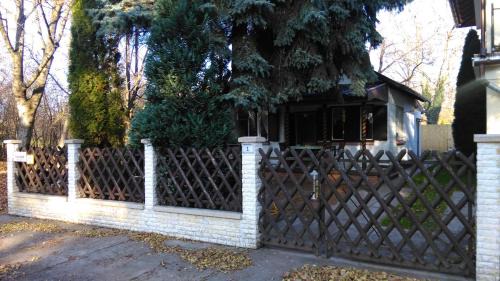 Gyoparosfuerdo Apartment | Pet-Friendly Retreat at Napsugár Vendégházikó - Rated 10/10
