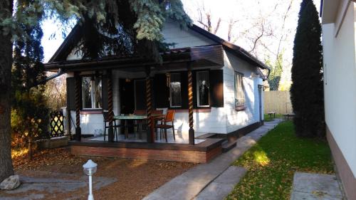 Gyoparosfuerdo Apartment | Pet-Friendly Retreat at Napsugár Vendégházikó - Rated 10/10