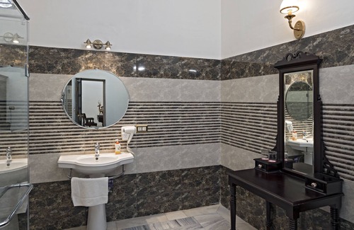 Rambagh Hotel | Experience Relaxation at Narain Niwas Palace with Pool & Spa