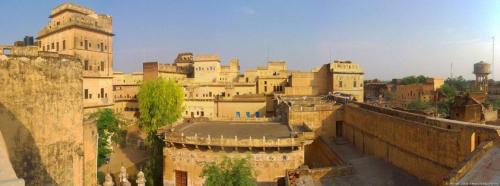 Mahansar Hotel | Discover Narayan Niwas Castle: Pet-Friendly Stay with Breakfast