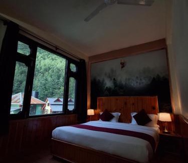 Kasol Hotel | Pet-Friendly Narayana Guest House with Pool & Restaurant