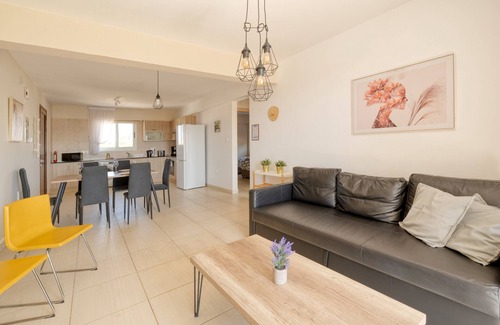 Ayia Thekla Apartment | Discover Narcissos Villa Thekla: Family-Friendly Retreat