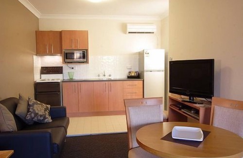 Narellan Hotel | Cozy Stay at Narellan Motor Inn with Breakfast & Dining
