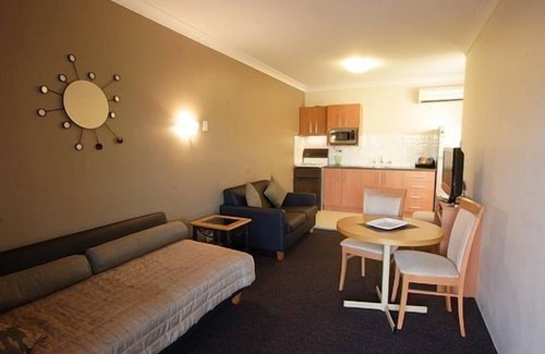 Narellan Hotel | Cozy Stay at Narellan Motor Inn with Breakfast & Dining