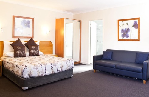 Narellan Hotel | Cozy Stay at Narellan Motor Inn with Breakfast & Dining