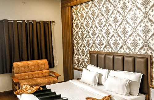 Omkareshwar Hotel | Budget-Friendly Narmada Hills Resort with Pool & Dining