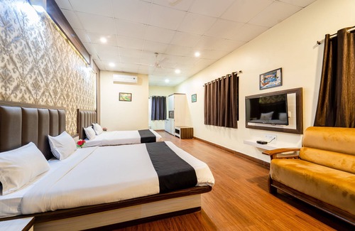 Omkareshwar Hotel | Budget-Friendly Narmada Hills Resort with Pool & Dining