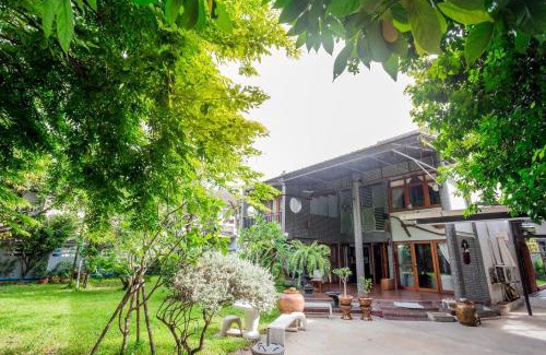 Phra Khanong Bed & Breakfast | Top-Rated Narra House Sukhumvit58 with Kitchen Amenities
