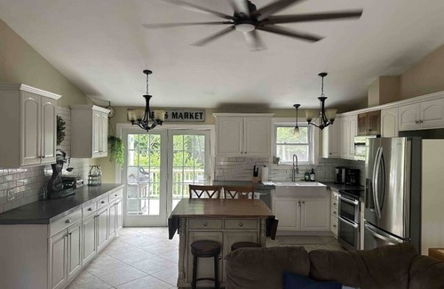 Bonnet Shores House | Family-Friendly Retreat at Narragansett Summer - 10/10 Rating