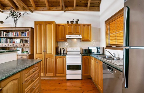 Katoomba Villa | Discover Narrow Neck Lodge: 5 Bedrooms & Outdoor Jacuzzi