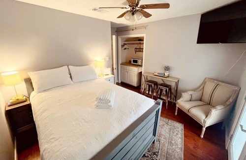 Beaumont Apartment | Cozy Narrow Path Hideaway: Family-Friendly with Kitchen