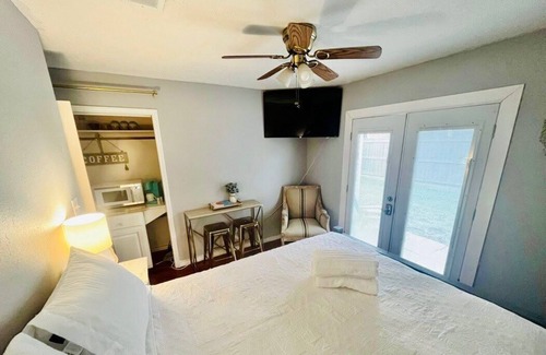 Beaumont Apartment | Cozy Narrow Path Hideaway: Family-Friendly with Kitchen