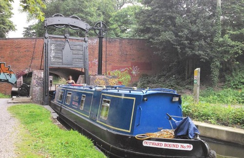 Aldermaston Wharf Boat Rental | Enjoy a Unique Narrowboat Canal Holiday Experience