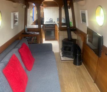 Abingdon Boat Rental | Unique Narrowboat Stay in Abingdon on Thames