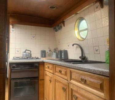 Abingdon Boat Rental | Unique Narrowboat Stay in Abingdon on Thames