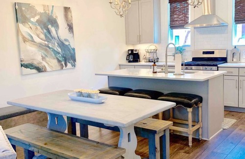 Katie Hill Neighborhood Condo | Prime Nashville Getaway: Garage Access & Steps from Broadway