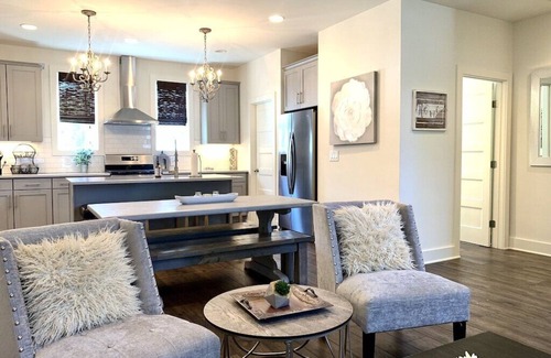 Katie Hill Neighborhood Condo | Prime Nashville Getaway: Garage Access & Steps from Broadway