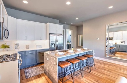 Haynes Area House | Nashville Skyline View with a Rooftop Deck that Sleeps 14 People