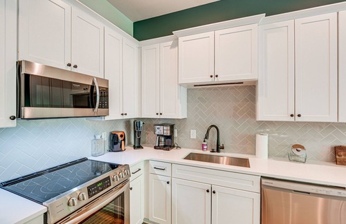 Whitebridge House | Pet-Friendly Nashville Townhouse with Private Deck Awaits!