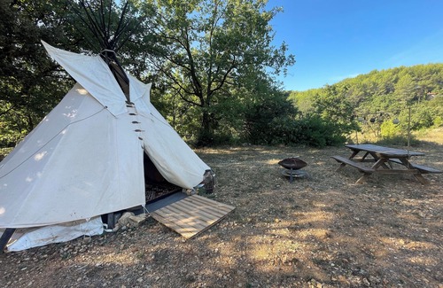 Trans-en-Provence Cabin | Naskapi a real Amerindian tepee