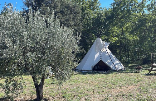 Trans-en-Provence Cabin | Naskapi a real Amerindian tepee