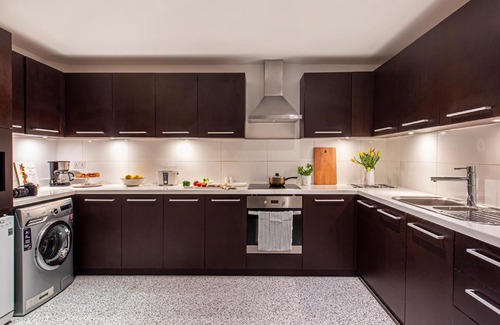 DIFC Apartment | Elegant Nasma Stays at Limestone House with Pool & Hot Tub