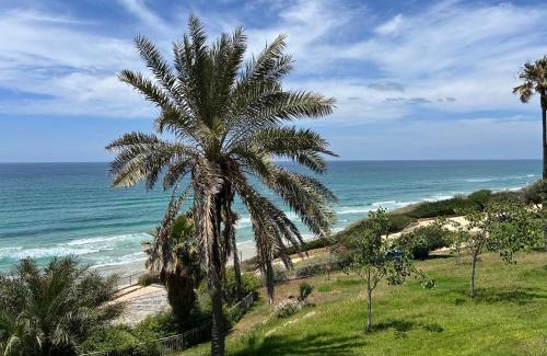 Netanya Apartment | Relax at Appartement Bellevue with Oceanfront Pool Views